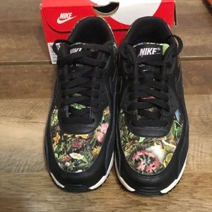 Women’s Nike Air Max 90 SE size 7